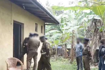 පොලීසියෙන් රැගෙන ගිය සැකකරු මහමග ජිවිතක්ෂයට (VIDEO)