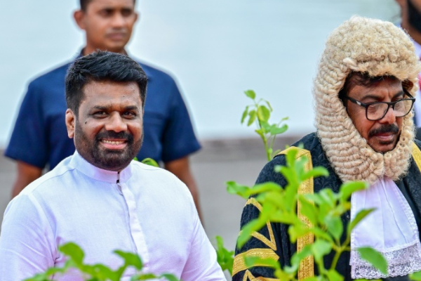 விபத்தில் சிக்கிய முன்னாள் சபாநாயகரின் மனைவி: வைத்தியசாலையில் அனுமதி! | Former Speaker Wife In Accident