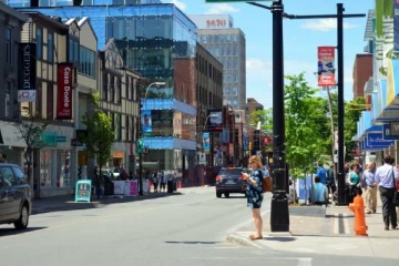 கனடாவில் அதிகாலையில் சாலையில் நடந்து சென்ற 24 வயதான இளம்பெண்ணுக்கு நேர்ந்த சோகம்