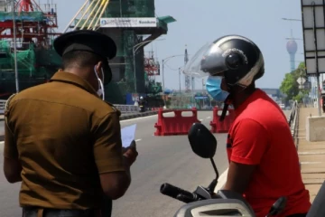 வீதி சோதனையில் நின்ற பொலிஸாரின் கையை கடித்த நபர்