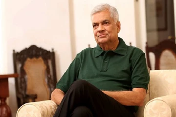 தேர்தல் கட்டுப்பணத்தை செலுத்தினார் ரணில்