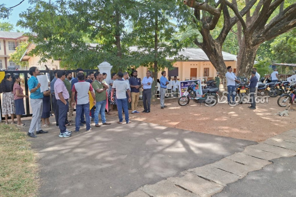 நிறுத்தப்பட்ட இடமாற்றத்தை நடைமுறைப்படுத்தக் கோரி ஆர்ப்பாட்டம் | Protest Demand Implementation Of Suspend Transfer