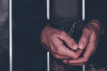 විනාශ කිරීමට සූදානම් කර තිබූ පාම් තෙල් අලෙවි කළ රේගු නිලධාරියෙකු අත්අඩංගුවට