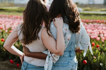 ஓரினக் காதலால் பரிதவிக்கும் கணவரும் குழந்தையும் ; மாணவியின் தாயிக்கும் ஆசிரியருக்கும் மலர்ந்த காதல்