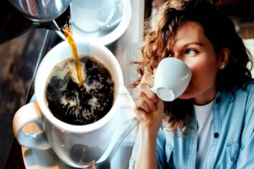 சாப்பிட்ட பின் டீ குடிக்கும் பழக்கம் இருக்கிறதா? அப்போ உங்களுக்கு ஒரு சின்ன ஹாட் வாய்ஸ்!