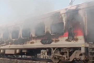ඉන්දියාවේ සීග්‍රගාමී මගී දුම්රියක ගින්නක්