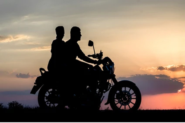 மோட்டார் சைக்கிளில் ஊர்சுற்றும் காதல் ஜோடிகளுக்கு விதிக்கப்பட்டுள்ள சட்டம்! | The Law Imposed On Couples Flirting On Motorcycles