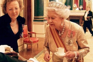 ராணி பயன்படுத்திய ஒரே ஒரு டீ பேக்கின் விலை இத்தனை லட்சமா? ஷாக்கிங் தகவல்