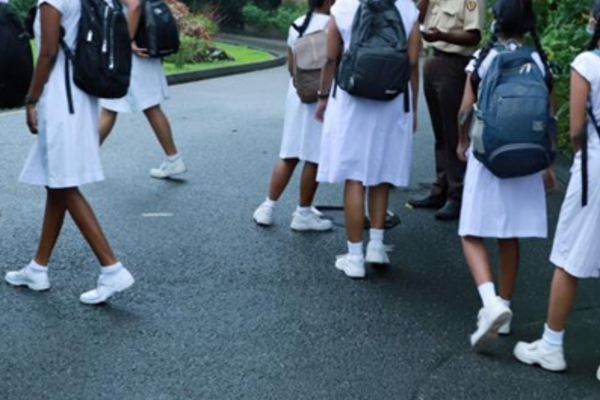 முன்னனி பாடசாலையில் பெற்றோர் மோதாலால் அல்லோலகல்லோலம்! அதிபர் உட்பட மூவர் காயம் | 3 Injured Principal In Parent Clash Galle School முன்னனி பாடசாலையில் பெற்றோர் மோதாலால் அல்லோலகல்லோலம்! அதிபர் உட்பட மூவர் காயம் | 3 Injured Principal In Parent Clash Galle School