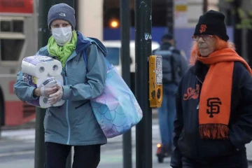 கழிவறை டிஷ்யூ பேப்பரை கையோடு கொண்டு செல்லும் பணியாளர்கள்!