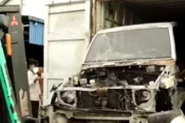 சட்டவிரோதமாக இறக்குமதி செய்யப்பட்ட இரு சொகுசு வாகனங்கள் பறிமுதல்