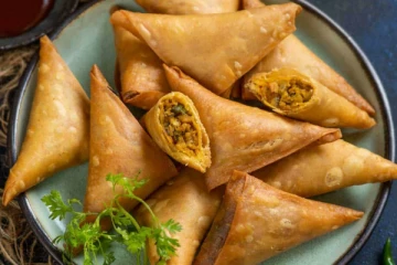 நாவூறும் சுவையில் மொறுமொறு மட்டன் சமோசா.., எப்படி செய்வது?