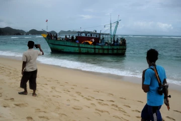 சட்டவிரோதமாக அவுஸ்திரேலியா செல்லவிருந்த 4 பெண்கள் உட்பட 12 பேர் கைது