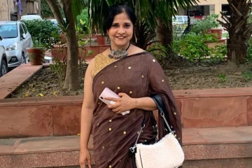 சேலை கட்டி வந்த பெண்ணுக்கு அனுமதி மறுப்பு - டெல்லி நட்சத்திர விடுதி அராஜகம்