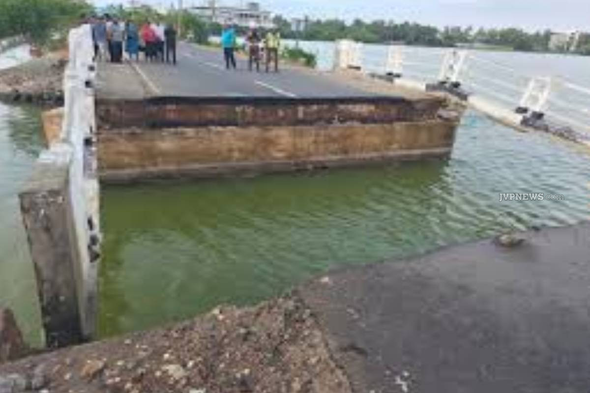 மட்டக்களப்பு புதிய பாலம் இடிந்தது ; தற்காலிக பெய்லி பாலம் அமைக்க நடவடிக்கை | Batticaloa New Bridge Collapses Temporary Bridge