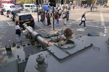 திடீரென லண்டன் தெருக்களில் வலம் வந்த கவச வாகனம்: திகைப்பில் ஆழ்ந்த மக்கள்