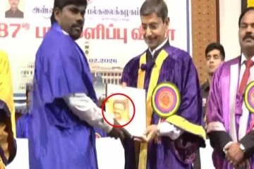முதல்வர் படத்துடன் பட்டம் பெற்ற மாணவர்! ஆளுநர் விழாவில் சர்ச்சை