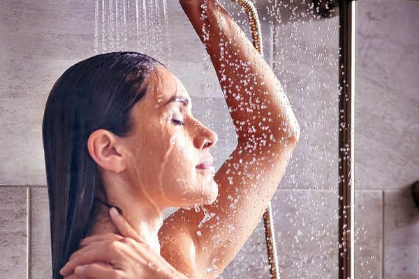 குளிக்கும் நீரில் இதை சேருங்க - சருமம் பளபளப்பாகும் | Add Just Two Materials Bath Water Remove Dead Skin