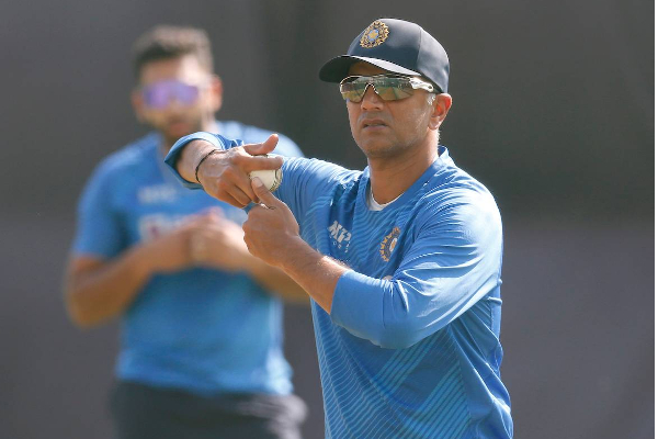 தொடர்ந்து ரிஷப் பண்டக்கு வாய்ப்பு.. ரோகித் டிராவிட் மீது கொந்தளிக்கும் ரசிகர்கள்; காரணம் என்ன? | Indvswi Fans Angry Rahul Dravid Chance Pant