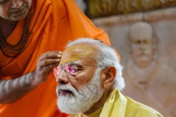அங்கே என்ன தெரிகிறது! குருபூஜையிலும் செல்ஃபிக்கு போஸா..