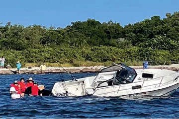 யாழில் மதுபோதையில் படகை செலுத்திய தந்தை: அச்சத்தில் அலறிய சிறுவர்களை மீட்ட கடற்படையினர்