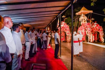 கண்டி எசல பெரஹெராவில் பங்கேற்ற ஜனாதிபதி அனுர