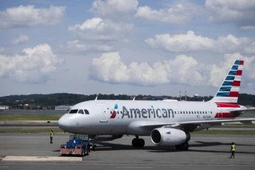 பறக்கும் விமானத்தில் சேட்டை செய்த சிறுவன்: கொந்தளித்த பயணிகள்