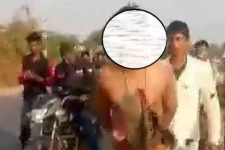 காதலனுடன் தனிமையில் இருந்த மனைவி...செருப்பு மாலை போட்டு, நிர்வாணமாக அழைத்துச் சென்ற கணவன்!