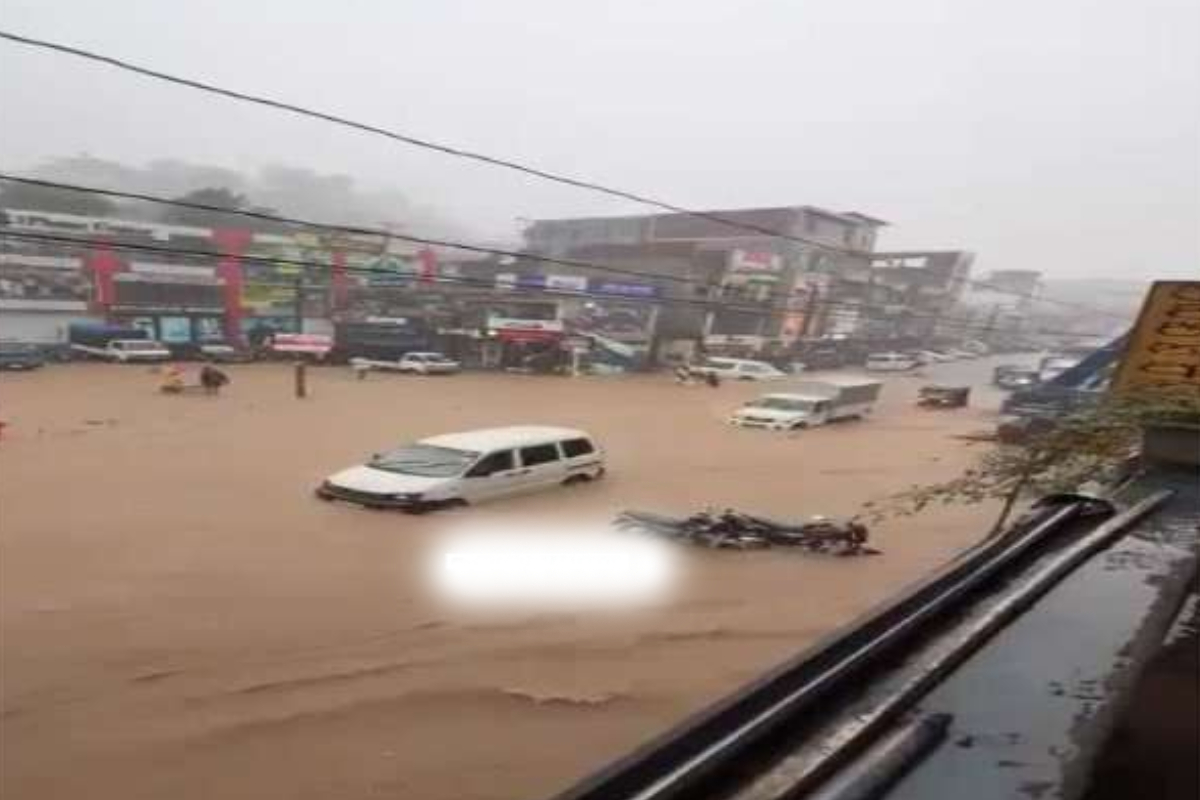 கடும் மழையால் வெள்ளத்தில் தத்தளிக்கும் பண்டாரவளை | Badulla Bandarawela Reels Under Floods