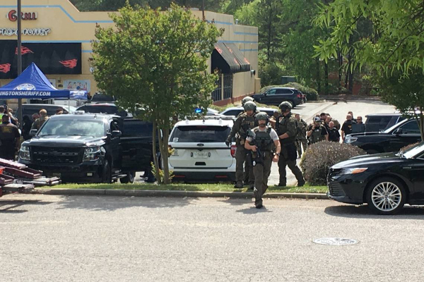 வணிக வளாகங்களில் தொடரும் துப்பாக்கிச்சூடு - 4 பேர் பலி! | Us Four Killed Two Injured In Shooting At Mall