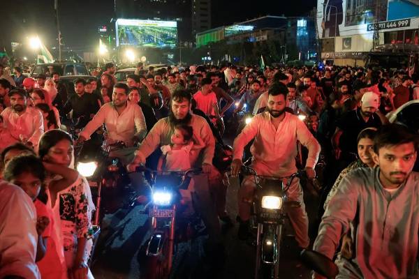 பாகிஸ்தான் சுதந்திர தின கொண்டத்தில் ஏற்ப்ட்ட வீபரிதம்: பலர் வைத்தியசாலையில் அனுமதி | Pakistan Independence Day Firing Kills 3