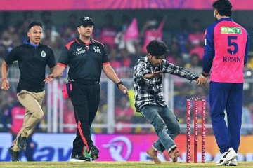 அத்துமீறி வந்து பராக்கின் காலை தொட்டு கும்பிட்ட ரசிகர்! வைரலாகும் காணொளி