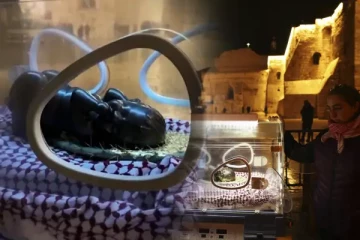 பாலஸ்தீனத்தில் இன்குபேட்டரில் காட்சியளிக்கும் குழந்தை இயேசு