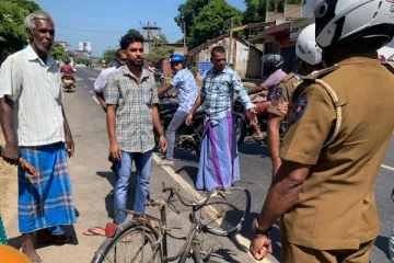 ஒரே விபத்தில் வீதியால் பயணித்தவரும் வீட்டிலிருந்த சிறுவனும் படுகாயம்