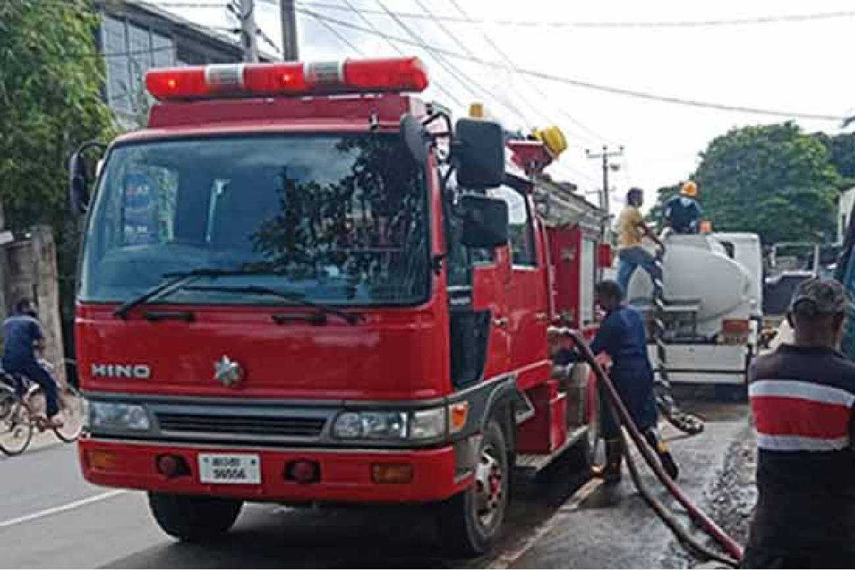 காலியில் திடீரென தீப்பிடித்து எரிந்த தொடருந்து பெட்டிகள்! | Fire Breaks Out In Two Train Carriages In Galle