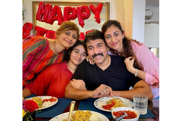 நடிகர் ரஹ்மானுக்கு இவ்வளவு பெரிய மகளா - குடும்பத்துடன் அவர் எடுத்த அழகிய போட்டோ | Rahman With His Family நடிகர் ரஹ்மானுக்கு இவ்வளவு பெரிய மகளா - குடும்பத்துடன் அவர் எடுத்த அழகிய போட்டோ | Rahman With His Family