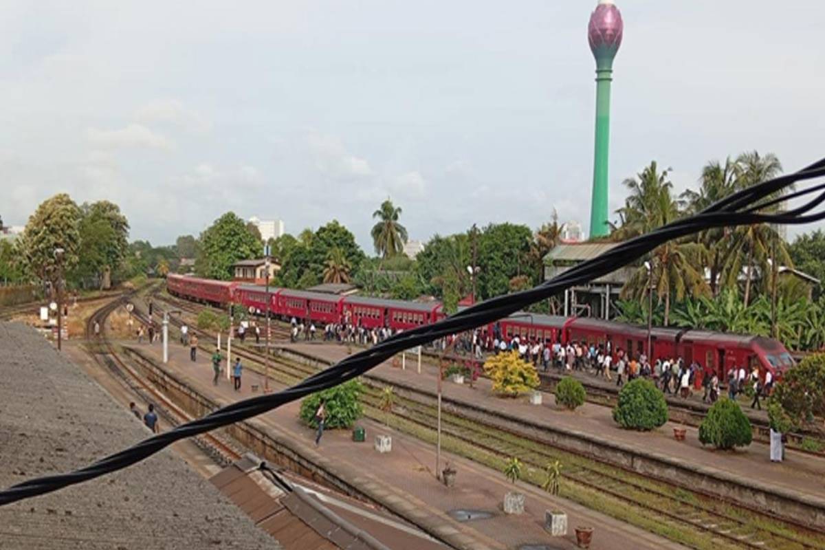 சாகரிகா தொடருந்து மோதி முச்சக்கரவண்டி சாரதி மரணம்! மக்கள் போராட்டம் | Sagarika Train Accident