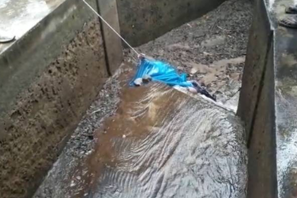 நுவரெலியா லவர்சிலிப் நீர் வீழ்ச்சியில் இருந்து மீட்கப்பட்ட ஆணின் சடலம்! | Body Of Man Rescued Loverslip Waterfall