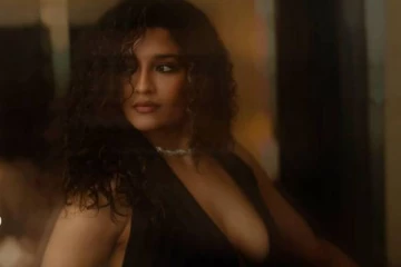 குறையாத கிளாமர் லுக்கில் அசத்தும் நடிகை ரித்திகா சிங்!! வியப்பில் ரசிகர்கள்