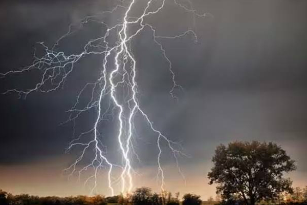 இலங்கையில் சோக சம்பவம் : பரிதாபமாக உயிரிழந்த மூவர்! | Mihintale 3 Dead After Being Struck By Lightning