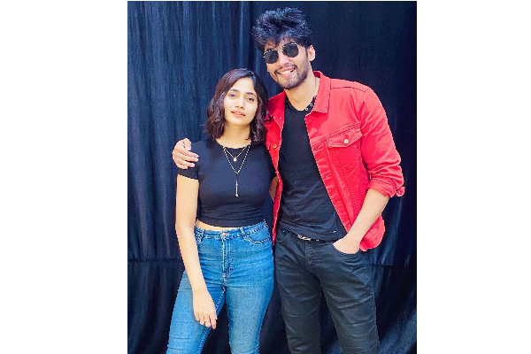 செம மாடர்ன் உடையில் பிக்பாஸ் லாஸ்லியா! யாருடன் இணைந்து போஸ் கொடுத்துள்ளார் பாருங்க.. | Losliya In Modern Dress With Dharshan