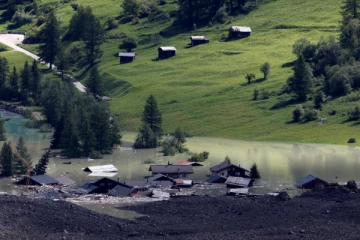 சுவிட்சர்லாந்து நிலச்சரிவில் புதைந்த கிராமம் ; ராணுவ வாகனம் உட்பட 5 பேர் காயம்