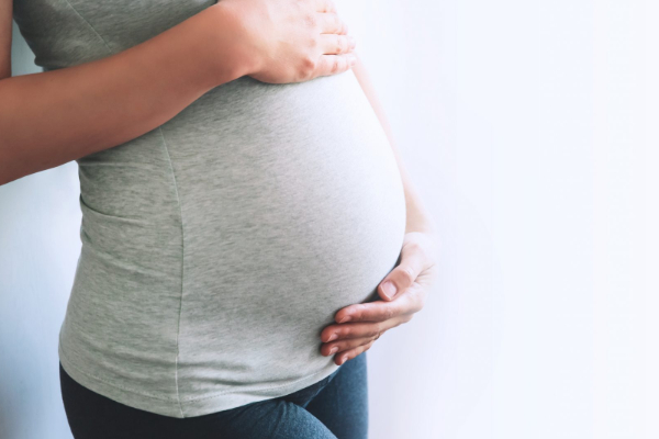 மூத்த மகனின் உயிரை பறித்த தாயின் கர்ப்பகால போட்டோஷூட் ; பெரும் சோகத்தில் உறவுகள் | Pregnancy Photoshoot Claims Elder Son S Life