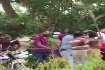 கைதான நபரைக் காப்பாற்ற பொலிஸாரை  தாக்கிய மக்கள்