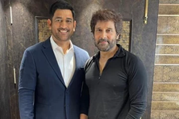 நடிகர் விக்ரமுடன் இணைந்த தோனி - இணையத்தில் வைரலாகும் புகைப்படம்