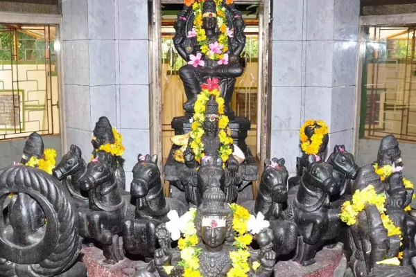 கோவிலுக்கு சென்றால் இனி இந்த தவறை செய்யாதீர்கள் | Importance Of Navagragha Worship In Tamil