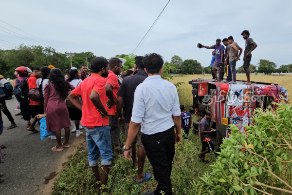 யாழ்.அராலியில் வயலுக்குள் பாய்ந்த பேருந்து! | Jaffna Bus Ran Into The Field In Arali