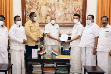 ஆட்சி அமைக்க உரிமை கோரி தமிழக ஆளுநரை சந்தித்தார் மு.க ஸ்டாலின்! எத்தனை எம்.எல்.ஏக்கள் ஆதரவு தெரியுமா?