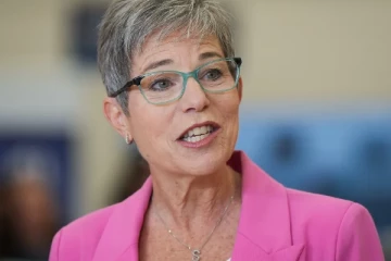 கனடாவில் பதவி இழக்கும் கல்வி அமைச்சர்