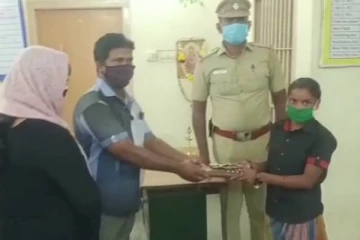 சாலையில் கிடந்த பர்ஸில் இருந்த ஆயிரக்கணக்கிலான பணம்! அதை எடுத்த பெண் செய்த செயல்... குவியும் பாராட்டு